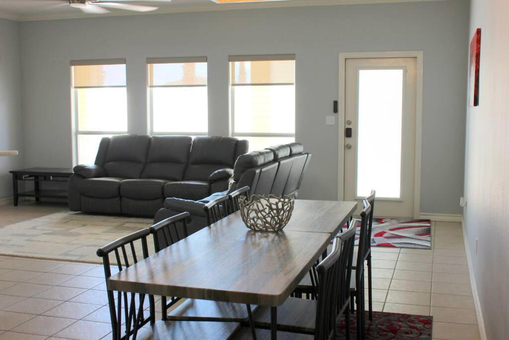 Spacious Home, Short Walk To Beach, Heated Pool! Corpus Christi Exterior photo